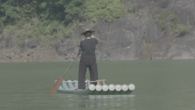 (4K) 浙江泰顺县妇女在山水间划竹排