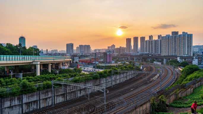 铁路上来来往往行驶中的动车高铁火车