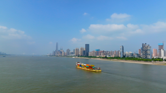 湖北武汉长江上的货轮驶过繁华市区