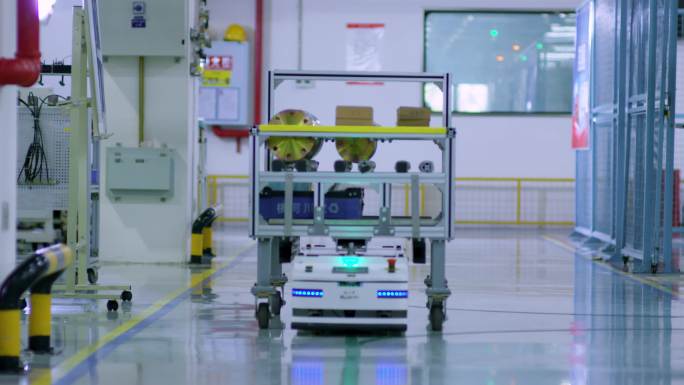 现代化工厂车间智能机器人运输