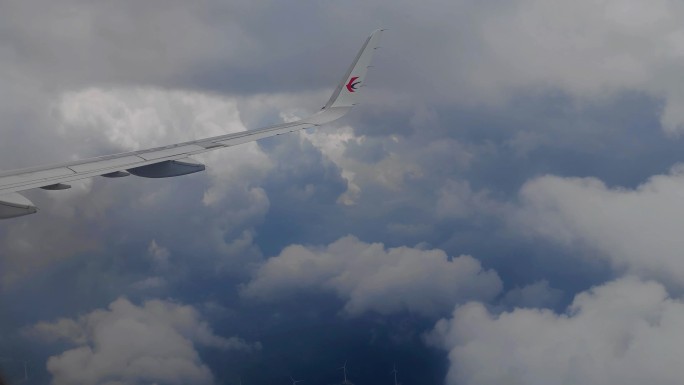 东方航空飞机窗外的积雨云气候