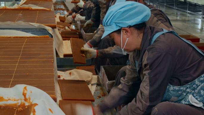 工业糖厂生产红糖块手工分捡装箱