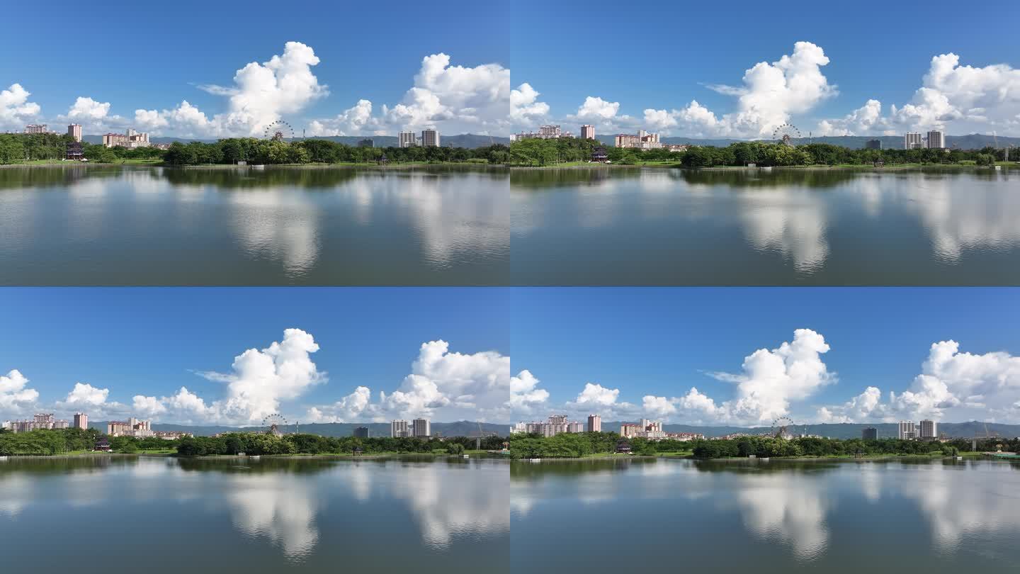 湿地公园湖水倒映蓝天白云