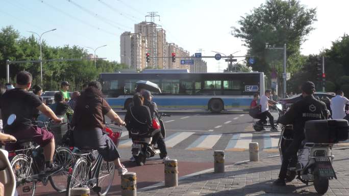 城市早晨街道拥挤的街道忙碌打拼快递小哥