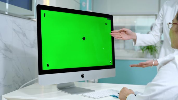 一台绿色屏幕的电脑 绿幕抠像电脑 扣像