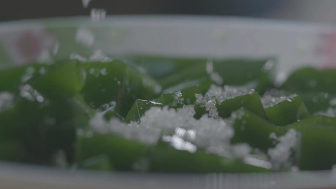 (4K) 浙江温州泰顺县野菜膏腌制特写