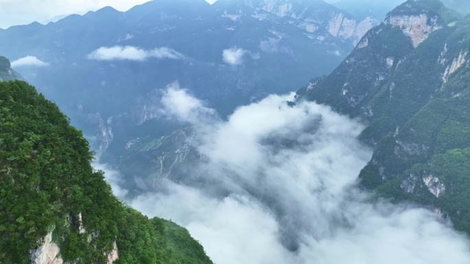 航拍重庆巫山下庄天路云海