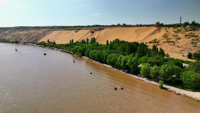 宁夏中卫沙坡头旅游区黄河上的羊皮筏子