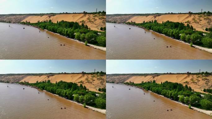 宁夏中卫沙坡头旅游区黄河上的羊皮筏子