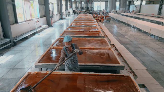 工业车间食品生产糖厂红糖晾晒凝固