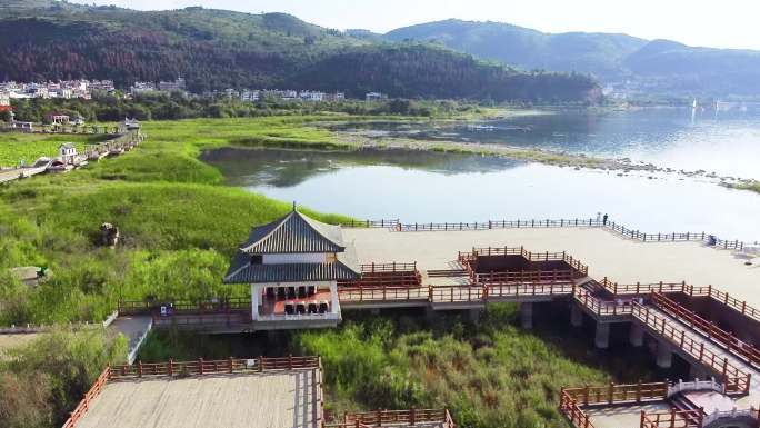 湖畔山观风景