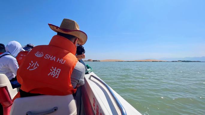 宁夏石嘴山沙湖旅游区乘坐快艇的游客