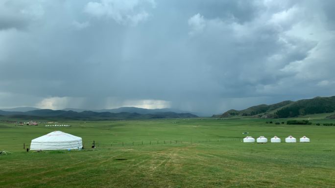 草原上下雨前的阴云密布与闪电