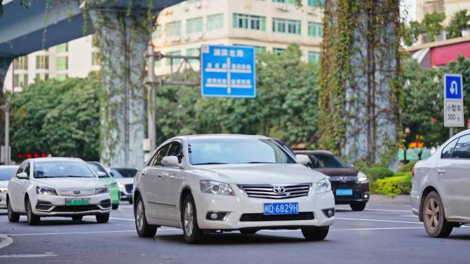 车流城市人流街道晚高峰路人早十字路口行人