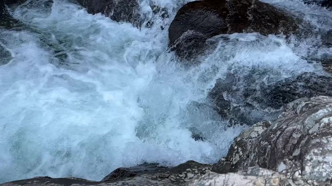 河水溪流山泉河流山水升格慢门高帧