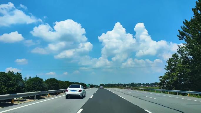 汽车高速公路行驶第一视角蓝天白云6