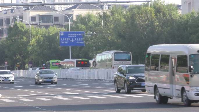 都市生活上班族忙碌电动车城市清晨行人