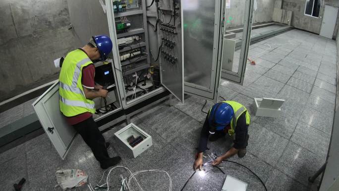 地铁站设备间的电气设备与施工的工程师