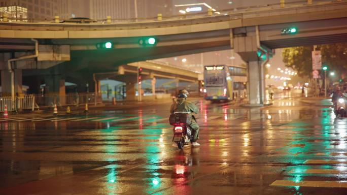 雨夜外卖小哥（升格120p）