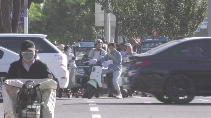 忙碌生活快节奏市井气息过马路街道行人车流