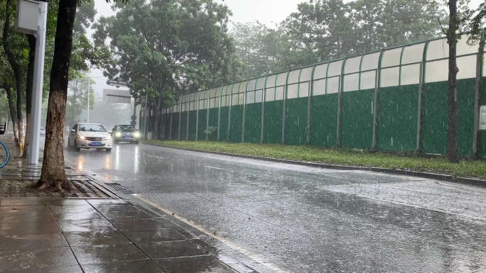 暴雨天的道路