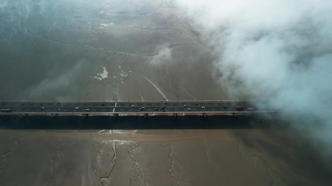 车辆驶入云雾高速大桥
