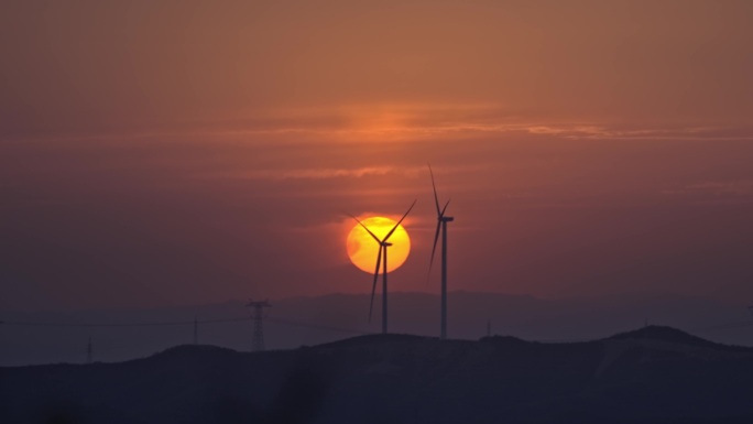 太行山日落夕阳下的风车