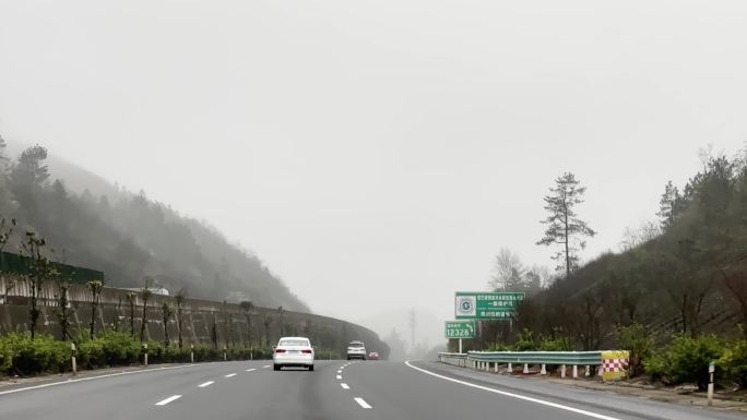 大雾天气高速路上的行车记录仪视角