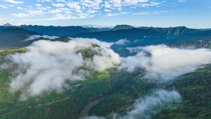 大气磅礴云海涌动山川大地云雾缭绕