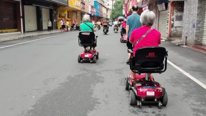 退休老人老年代步车占道行驶老年人开电动车
