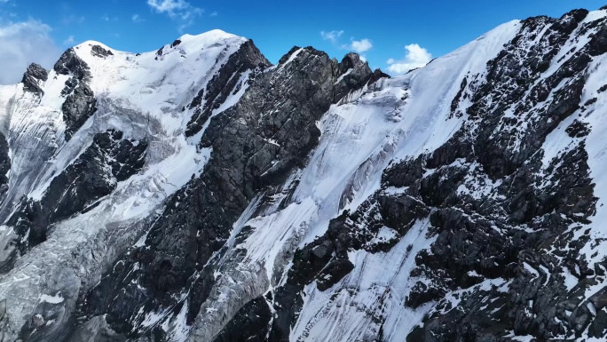 天山山脉雪山