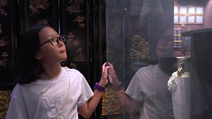 4K升格实拍在博物馆参观游览的小学生女孩