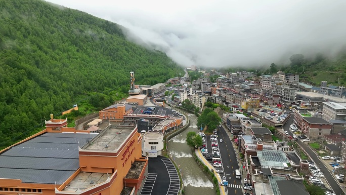 航拍云雾缭绕下的四川阿坝四姑娘山镇风光