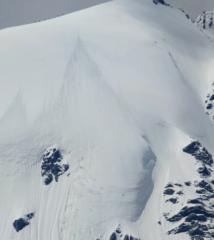 四川甘孜攀登乌库楚雪山的登山者走在山脊上