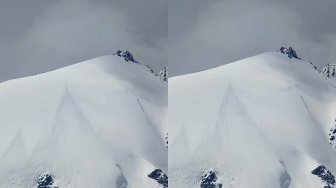 四川甘孜攀登乌库楚雪山的登山者走在山脊上