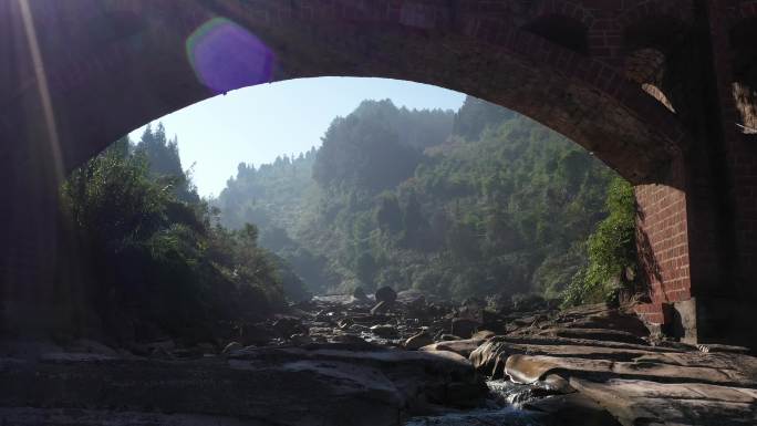 穿越桥洞干涸的河床 水蒸发 干旱土地