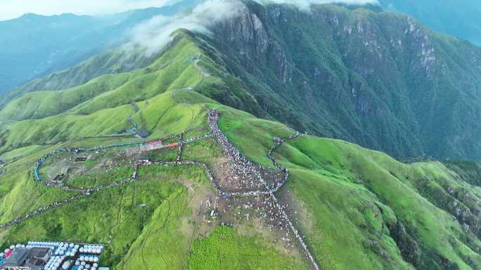 武功山航拍金顶登山游客鸟瞰山顶山峰风光