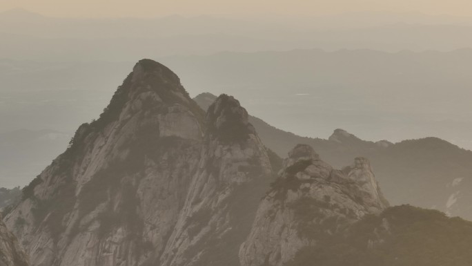 山东文登昆嵛山顶上的险峻山峰