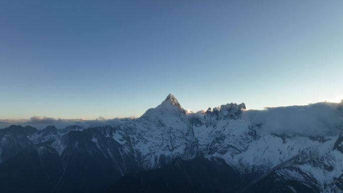 梅里雪山神女峰缅茨姆正面飞行视角