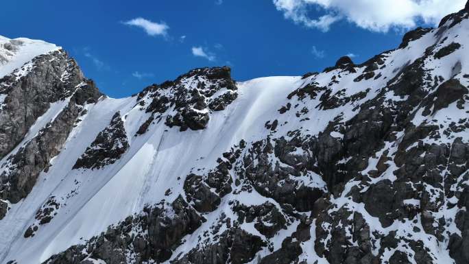 北疆天山山脉雪山