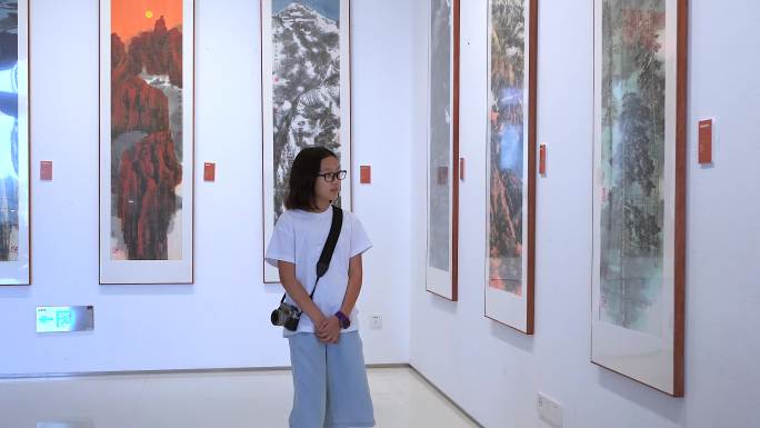 4K升格实拍在艺术馆参观欣赏画展的女孩