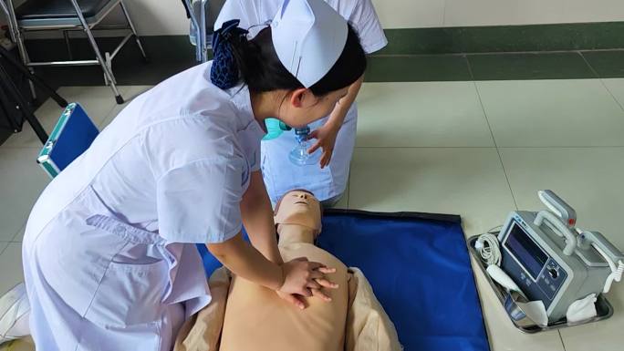 护士模拟急救伤员训练