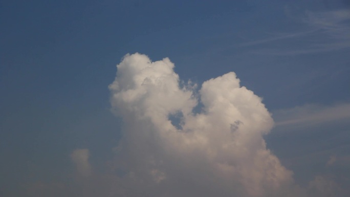 蓝天白云云朵棉花状云朵翻滚的云团