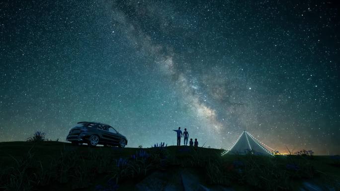 一家人山顶看星空