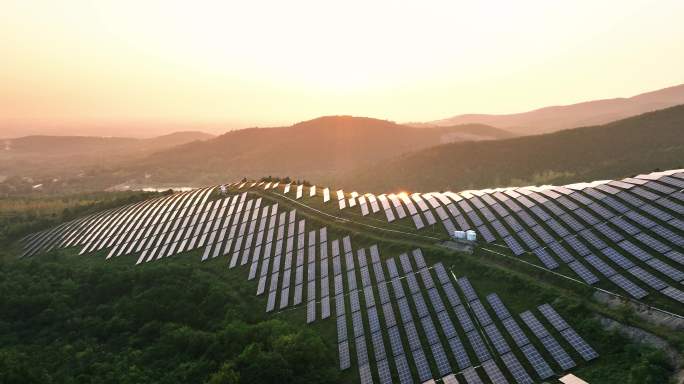 航拍光伏基地日出山坡太阳能板