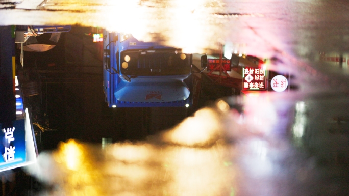 雨夜路面积水镜面摩托车汽车行人溅水