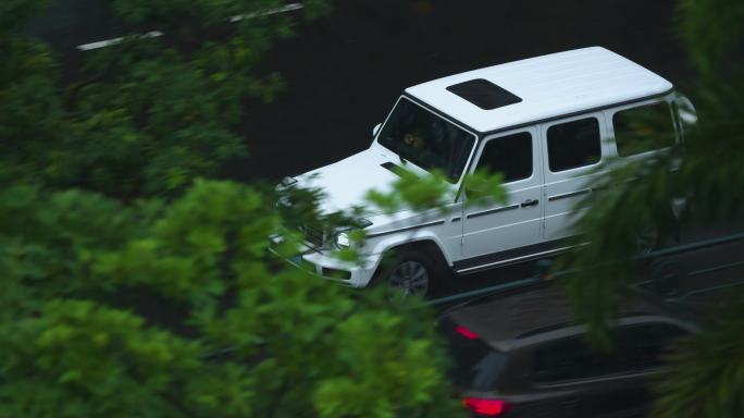 白色奔驰大g越野车