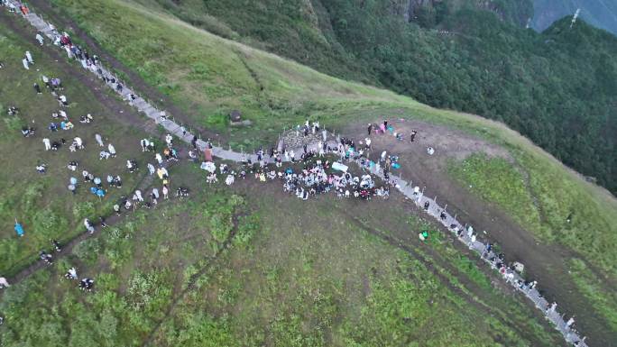 武功山航拍金顶登山游客鸟瞰山顶山峰风光