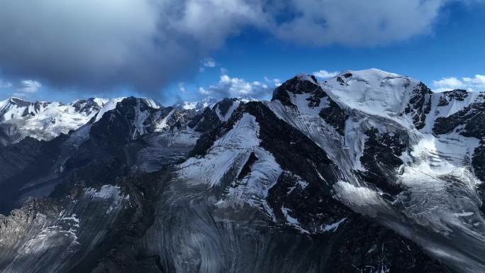 新疆天山山脉雪山