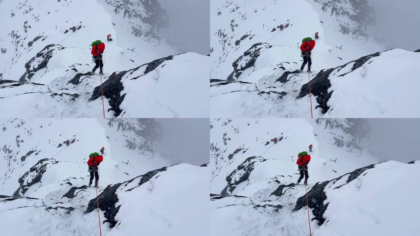 四川甘孜攀登乌库楚雪山的登山者用绳索下降